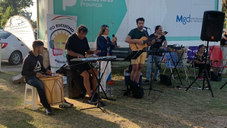 Radio Abierta animó el balneario de Magdalena con música, sorteos y artesanías